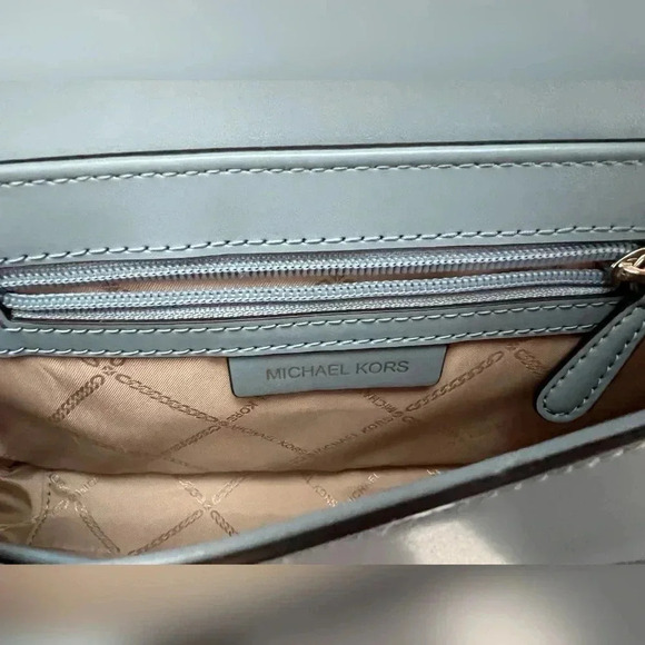 Michael Kors Bradshaw
Small Chambray Leather Convertible Shoulder Bag NEW $465 - Picture 5 of 6